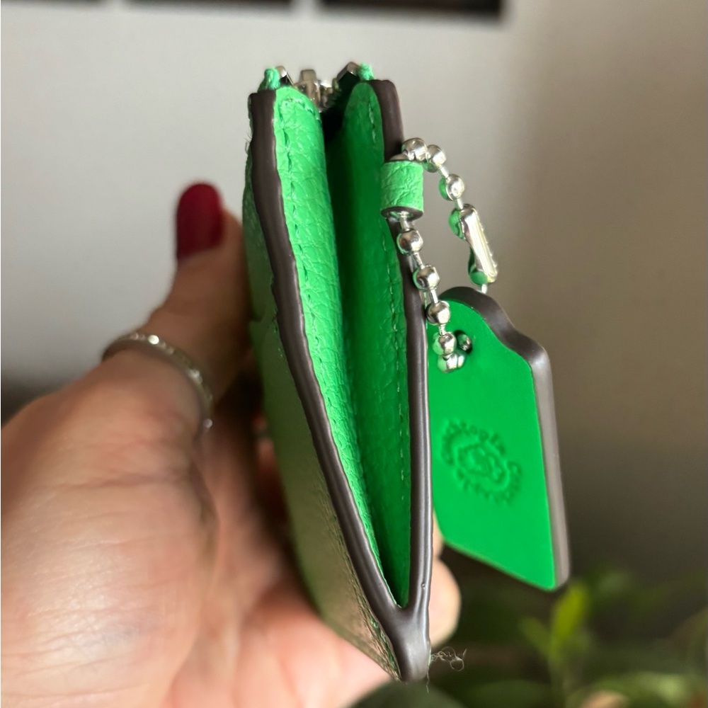 Authentic COACHTOPIA Green Leather zip top Card Holder with keychain - Picture 5 of 9